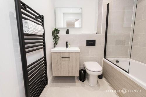Ванная комната в 2 Bed, 2 Bath, Large Apartment with Balcony & Sea Glimpses, Parking - Aurora Penthouse