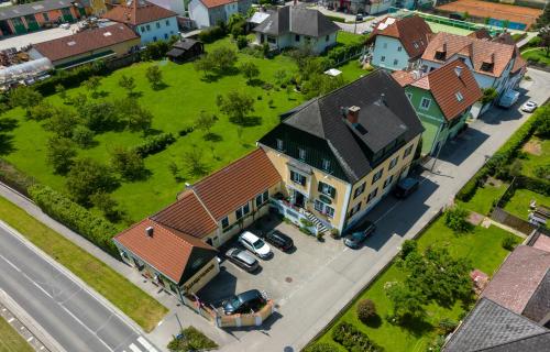 an aerial view of a large house with a yard at Donauhof - Hotel garni in Weissenkirchen in der Wachau