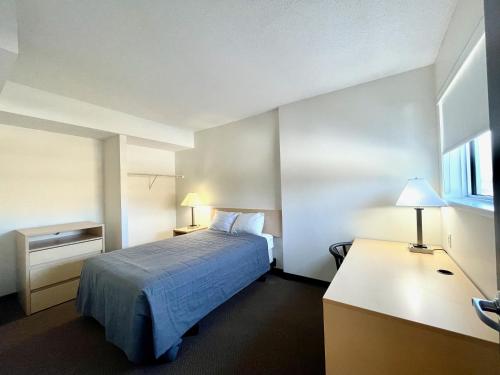 Habitación de hotel con cama y escritorio en Residence & Conference Centre - Ottawa Downtown, en Ottawa