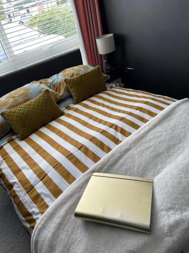 un libro seduto su un letto con finestra di The Big Slepe a St Ives