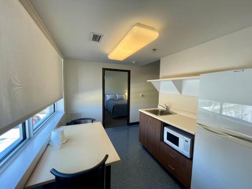 um pequeno quarto com uma cozinha e uma cama em Residence & Conference Centre - Ottawa Downtown em Ottawa