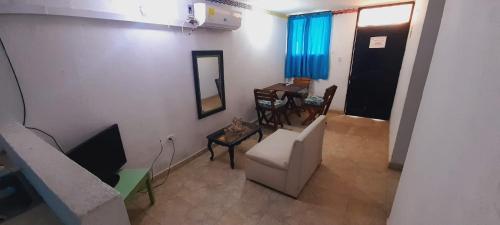 ein Wohnzimmer mit einem Stuhl und einem Spiegel aus der Luft in der Unterkunft Hotel Playa Paraiso in Dibulla
