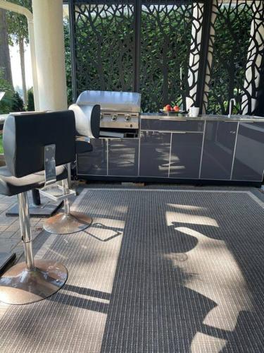 Χώρος καθιστικού στο Saanichton Waterfront 2BR suite with superb views