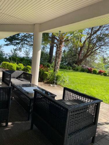Κήπος έξω από το Saanichton Waterfront 2BR suite with superb views
