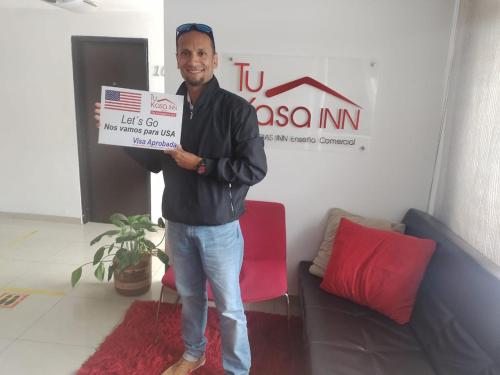 Un certificado, premio, letrero u otro documento en Hotel TuKasa Inn