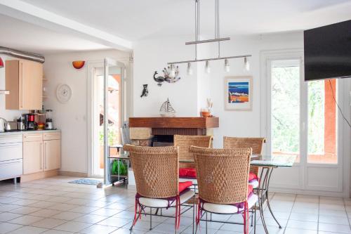 une cuisine avec une table et des chaises dans une pièce dans l'établissement Villa Bougainvilliers, à Banyuls-sur-Mer