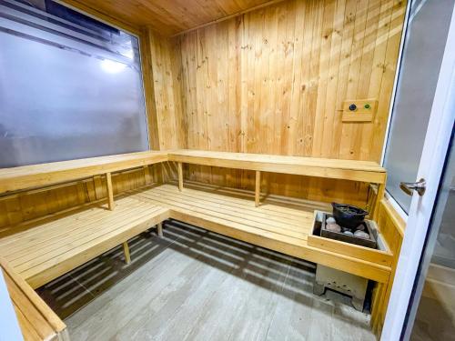 an empty sauna with a window in a wooden wall at Hotel Wayra Club in Acacías
