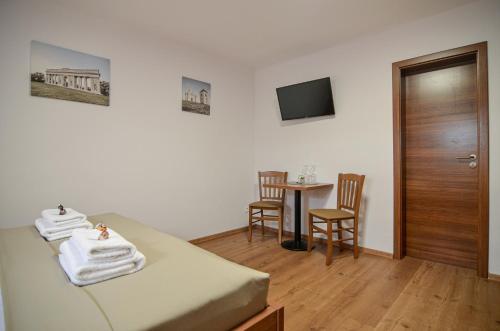 a bedroom with a bed and a table with chairs at Residence Malva in Valtice