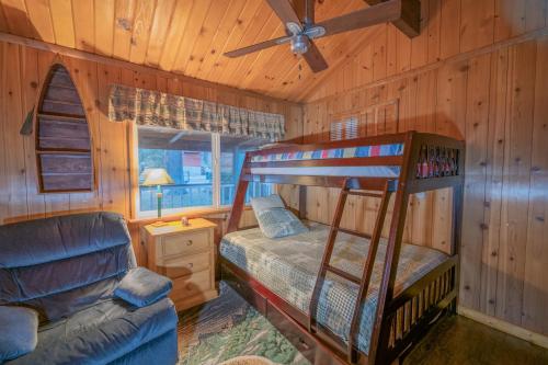 En eller flere køjesenge i et værelse på Big Wood Pines - Relaxing home with a large fenced yard for your furry friends to enjoy!