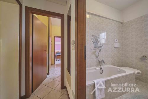 a bathroom with a bath tub in a room at Villetta Arcobaleno - Immobiliare Azzurra in Bardolino