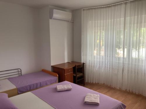 a small room with two beds and a window at Apartment La Mar in Pula