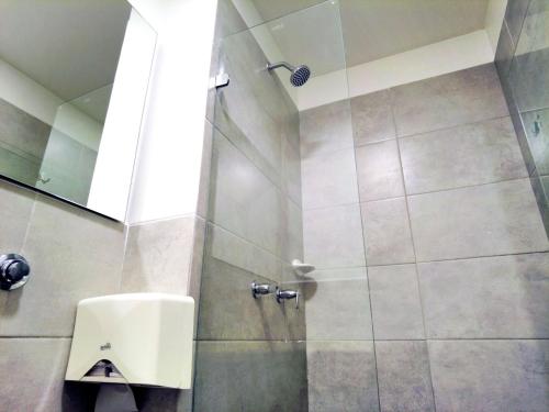 ein Bad mit einer Dusche und einem Waschbecken in der Unterkunft Hotel Las Olas Bello in Machado