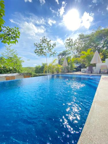 basen z błękitną wodą w ośrodku w obiekcie Altamar w mieście Playa Santa Teresa