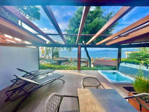 蓬塔阿拉的住宿－Damiani Experience La Bussola - NEW 2024，一个带桌椅的庭院和一个游泳池