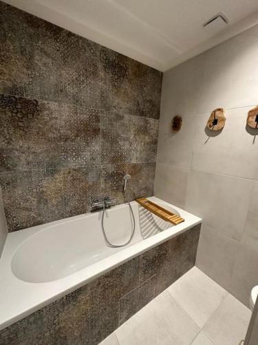 une salle de bain avec baignoire et douche dans l'établissement VILLA AVEC PISCINE LA GARRIGUE, à Nîmes