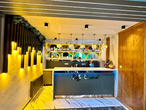 Crowned Plus Hotel في إسطنبول: بار مع منضدة زرقاء في الغرفة