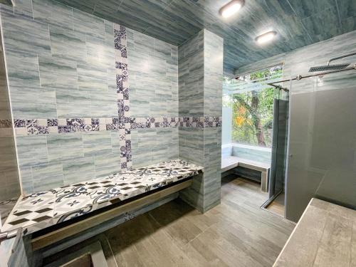 łazienka z prysznicem i ławką w obiekcie Hotel Wayra Club w mieście Acacias