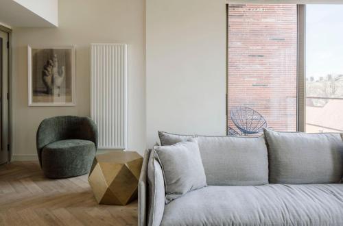 un salon avec un canapé et une chaise dans l'établissement Huband Place, à Dublin