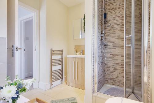 uma casa de banho com um chuveiro e uma porta de vidro em SeaEsta Holiday Stay with Game Room EV Point Family friendly em Bournemouth