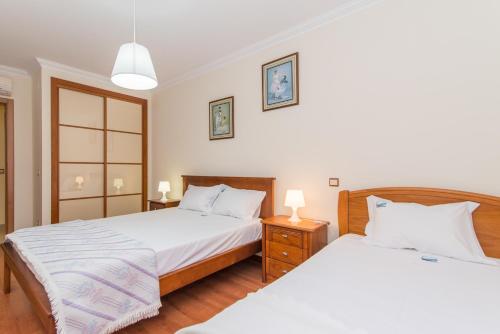 - une chambre avec 2 lits et 2 tables de chevet dans l'établissement Casa Mergoux - Maravilhoso Apartamento em Tavira, à Tavira