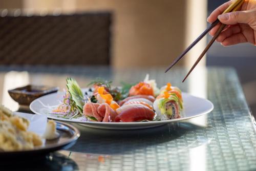 ホテルの敷地内または近くでの食事または食べ物