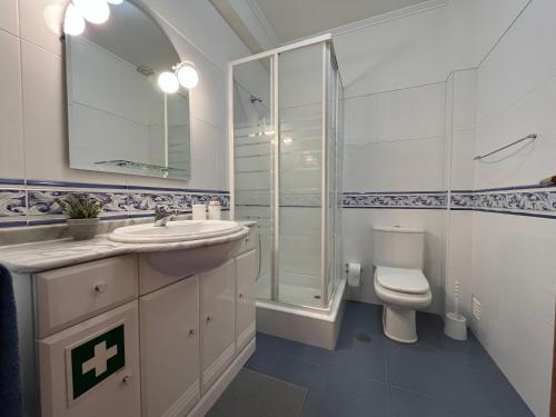 La salle de bains est pourvue d'un lavabo, d'une douche et de toilettes. dans l'établissement Yellow House Ericeira, à Ericeira