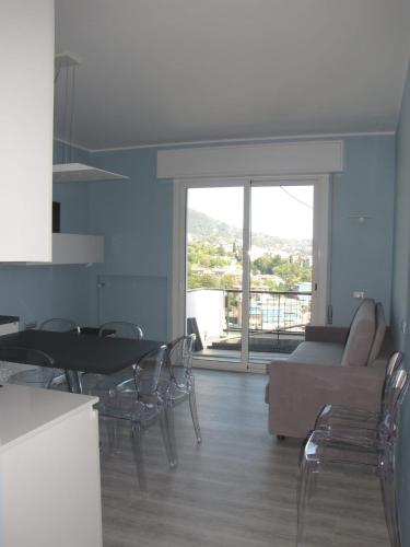 een woonkamer met een bank en een tafel en stoelen bij Homely Rapallo in Rapallo