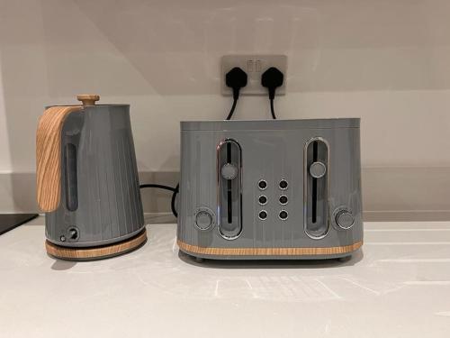a toaster and a toaster sitting next to each other at Star London Finchley Road 1-Bed Sanctuary in London
