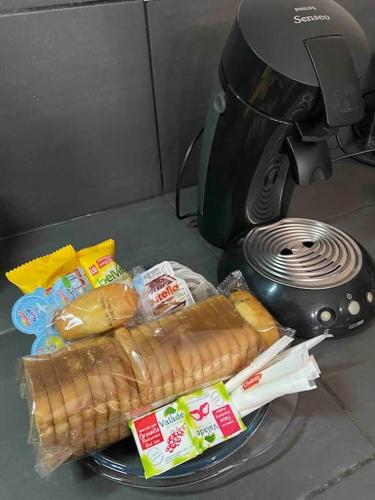 une assiette de nourriture sur un comptoir à côté d'une mijoteuse dans l'établissement LE POISSON BLEU, à Frontignan