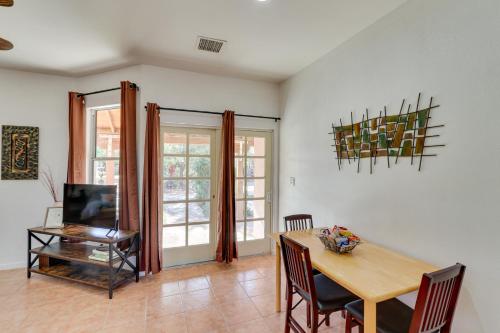 Un lugar para sentarse en Eloy Retreat with Pool Access and Central AandC!