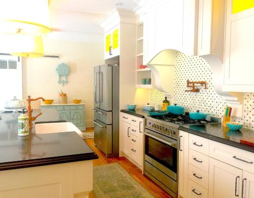 uma cozinha com armários brancos e um forno com placa de fogão em Midland Manor 3-Bedroom Home with Pool em Midland