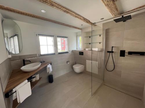 ein Bad mit einem WC und einer Glasdusche in der Unterkunft stattHotel in Zürich