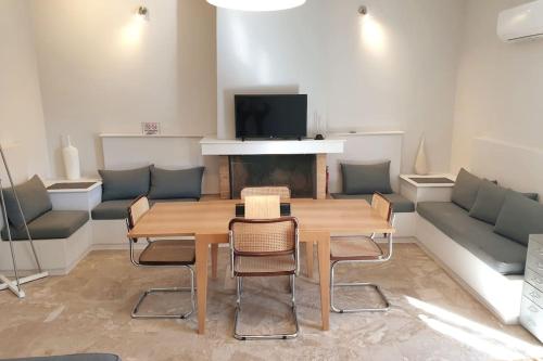 Rooftop Studio Apt - 5 Min Walk to Holargos Metro