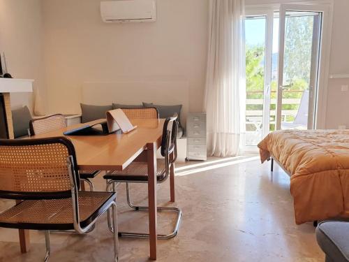 Rooftop Studio Apt - 5 Min Walk to Holargos Metro