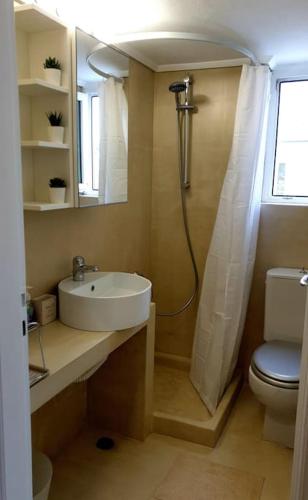Rooftop Studio Apt - 5 Min Walk to Holargos Metro