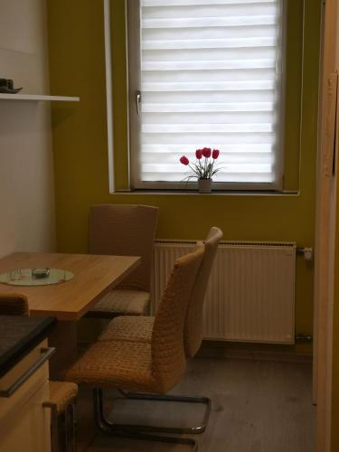 cocina con mesa, sillas y ventana en Latic, en Liezen