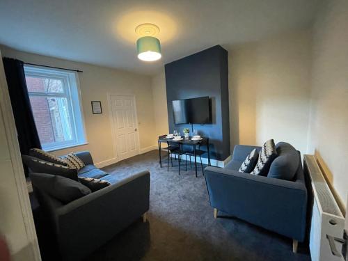 Sala de estar con 2 sofás y mesa en Howe - Newly refurbished 2 bedroom flat Free Parking en Gateshead