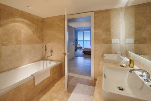 a bathroom with a bath tub and a sink at Incredible Ocean Views! Terrace, 1800 sq.ft., Hotel in Miami Beach