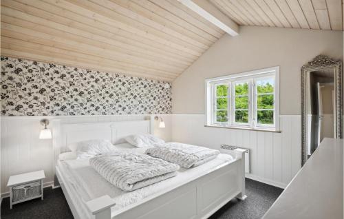 ArrildにあるBeautiful Home In Toftlund With Wifiの白いベッドルーム(ベッド1台、窓付)