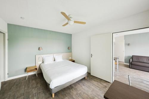 Ένα ή περισσότερα κρεβάτια σε δωμάτιο στο All Suites Appart Hôtel - Bassin d'Arcachon - Dune du Pilat