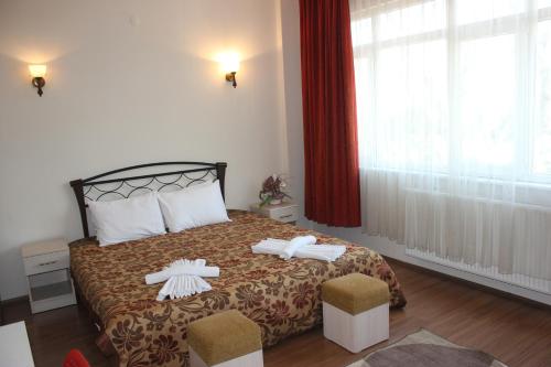 イスタンブールにあるSanta Apartmentのベッドルーム1室(ベッド1台、タオル2枚付)