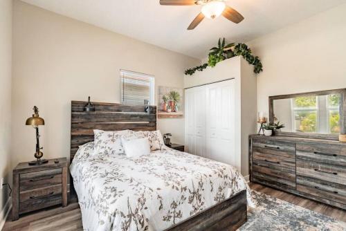 - une chambre avec un lit et un ventilateur de plafond dans l'établissement Cozy Urban Haven in Historic Ybor - Close downtown, à Tampa