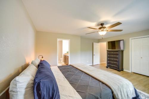 - une chambre avec un lit et un ventilateur de plafond dans l'établissement Lake Guntersville Vacation Rental with Fire Pit, 