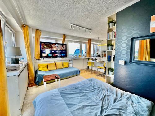 1 dormitorio con cama y escritorio en SUN clima/AC metro x2 Fast WiFi 500 Mbs 70’TV Netflix AppleTV HBO en Varsovia