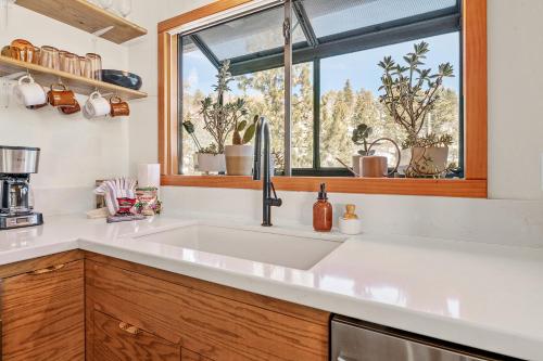 Fotografie z fotogalerie ubytování Nightcap Lodge- HOT TUB WITH BREATHTAKING MOUNTAIN VIEWS! v destinaci Fawnskin