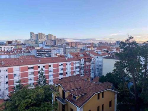 vistas a una ciudad con edificios altos en Cómodo y Moderno piso en el centro de Santander, en Santander
