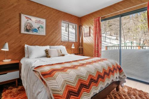 Postel nebo postele na pokoji v ubytování Nightcap Lodge- HOT TUB WITH BREATHTAKING MOUNTAIN VIEWS!