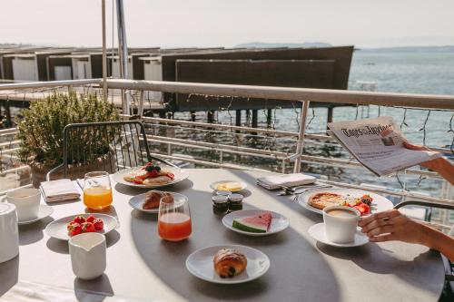 a table with food and drinks on a cruise ship at Hotel Palafitte in Neuchâtel