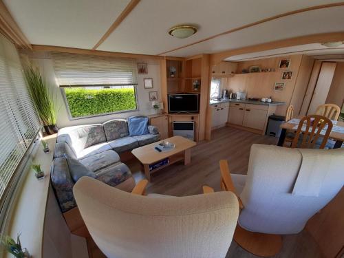 einen Luftblick auf ein Wohnzimmer und eine Küche in einem Wohnwagen in der Unterkunft Holiday in Holland - no workmen only holiday makers in Vierhouten