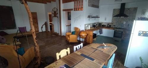 uma vista para uma cozinha e uma mesa de jantar num quarto em LA CHALANA DE ABUELA em Playa del Burrero